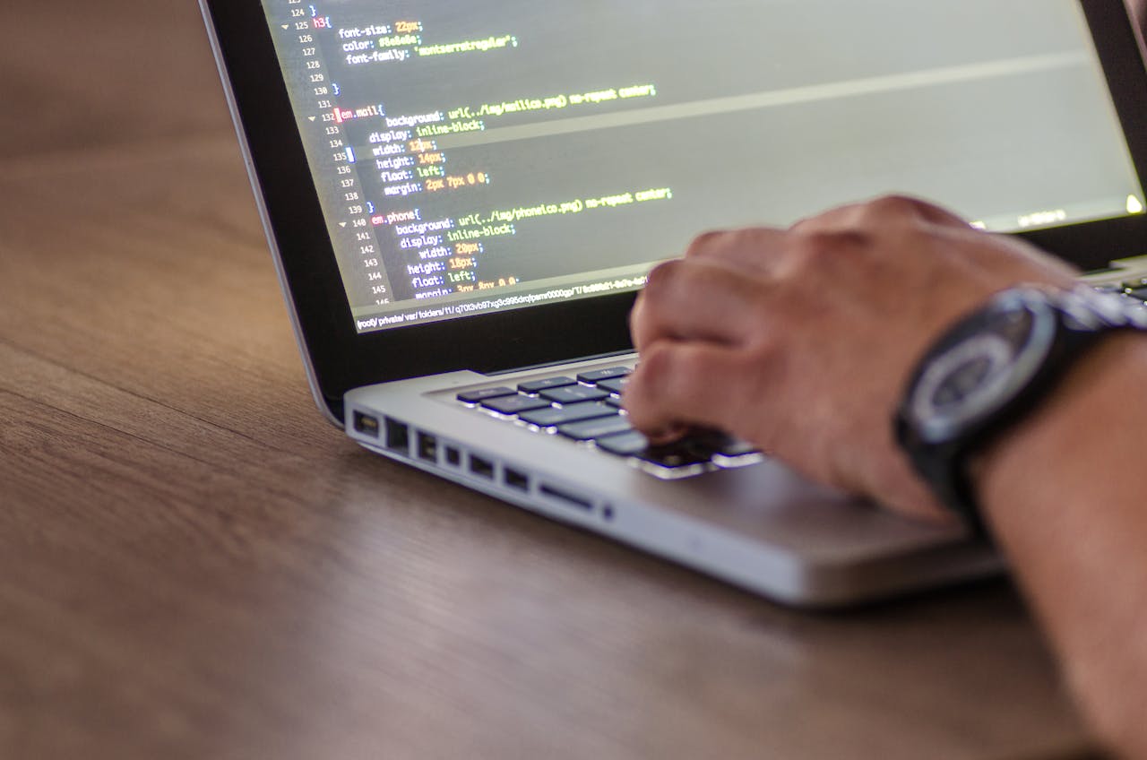 CMS ou développement sur mesure : comment faire le bon choix pour votre site web ?