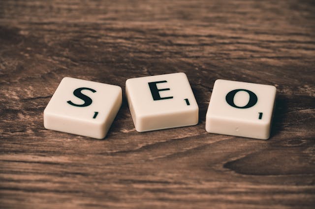 Parasite SEO : Guide Complet 2025 - Stratégies, Risques et Opportunités